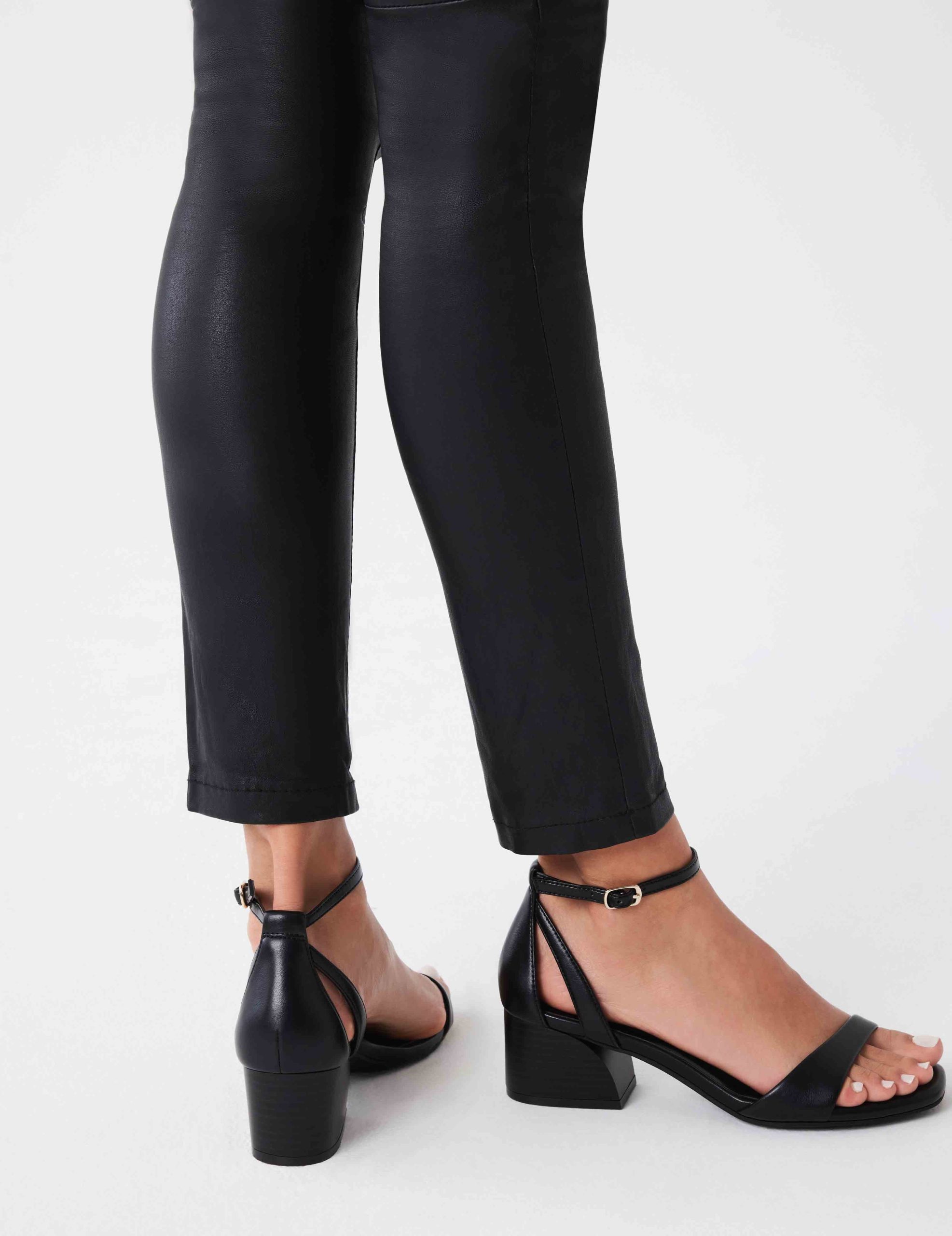 ak 2024 spring summer 27 mia mayra black smooth 0365 537725c9 1b0d 4886 abb8 2e05090b8229.jpg ak 2024 spring summer 27 mia mayra black smooth 0365 537725c9 1b0d 4886 abb8 2e05090b8229.jpg